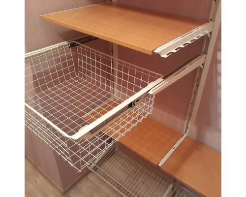 Гардеробная с выдвижными сетчатыми корзинами